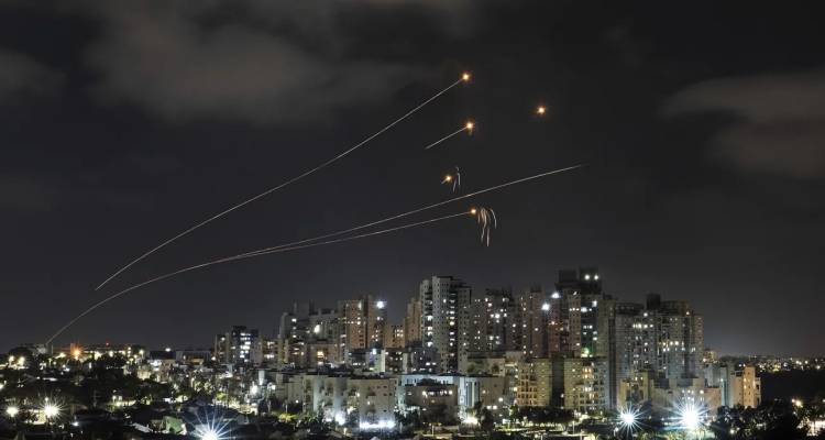 «Βράζει» η Μέση Ανατολή: Στην αναμονή το Ισραήλ για τη χερσαία επίθεση | «Εκβιάζει» η Χαμάς για τους ομήρους