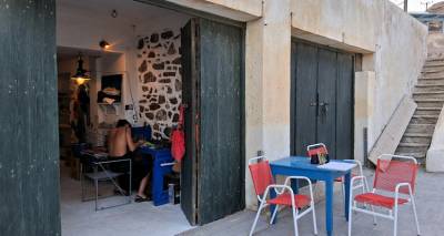 Arsenale: Το πιο απρόσμενο βιβλιοπωλείο των Κυκλάδων φτιάχτηκε στην Ανάφη