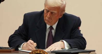 Νέα διατάγματα Τραμπ: Απολύει τα τρανς άτομα από τον στρατό και επαναφέρει τους αντιεμβολιαστές