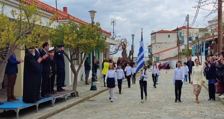 &Mu;&epsilon; &lambda;&alpha;&mu;&pi;&rho;ό&tau;&eta;&tau;&alpha; &epsilon;&omicron;&rho;&tau;ά&sigma;&tau;&eta;&kappa;&epsilon; &sigma;&tau;&omicron;&nu; Ά&gamma;&iota;&omicron; &Epsilon;&upsilon;&sigma;&tau;&rho;ά&tau;&iota;&omicron; &eta; &epsilon;&pi;έ&tau;&epsilon;&iota;&omicron;&sigmaf; &tau;&eta;&sigmaf; 25&eta;&sigmaf; &Mu;&alpha;&rho;&tau;ί&omicron;&upsilon;.