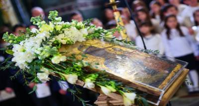 &Alpha;&pi;ό&psi;&epsilon; &omicron; &Alpha;&kappa;ά&theta;&iota;&sigma;&tau;&omicron;&sigmaf; Ύ&mu;&nu;&omicron;&sigmaf;: &Kappa;&omicron;&rho;&upsilon;&phi;ώ&nu;&epsilon;&tau;&alpha;&iota; &eta; &kappa;&alpha;&tau;&alpha;&nu;&upsilon;&kappa;&tau;&iota;&kappa;ή &pi;&epsilon;&rho;ί&omicron;&delta;&omicron;&sigmaf; &tau;&omega;&nu; &Chi;&alpha;&iota;&rho;&epsilon;&tau;&iota;&sigma;&mu;ώ&nu;