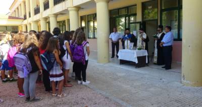 &Pi;&rho;ώ&tau;&omicron; &kappa;&omicron;&upsilon;&delta;&omicron;ύ&nu;&iota; &sigma;ή&mu;&epsilon;&rho;&alpha; &sigma;&tau;&alpha; &sigma;&chi;&omicron;&lambda;&epsilon;ί&alpha; &tau;&eta;&sigmaf; &Lambda;ή&mu;&nu;&omicron;&upsilon; (mp3+photos)