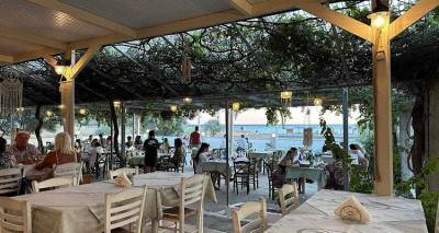 &Tau;&alpha;&beta;έ&rho;&nu;&alpha; &Gamma;&iota;&alpha;&nu;&nu;ά&kappa;&alpha;&rho;&omicron;&sigmaf; &sigma;&tau;&omicron; &Theta;ά&nu;&omicron;&sigmaf;: &Phi;έ&tau;&omicron;&sigmaf; &kappa;ά&nu;&omicron;&upsilon;&mu;&epsilon; &Pi;ά&sigma;&chi;&alpha;  &delta;ί&pi;&lambda;&alpha; &sigma;&tau;&eta; &theta;ά&lambda;&alpha;&sigma;&sigma;&alpha;!