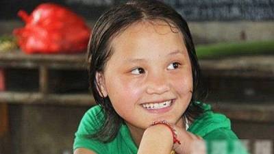 Η Qin-jiao δίνει μάθημα ανθρωπιάς μεταφέροντας στην πλάτη τη φίλη της που πάσχει από πολιομυελίτιδα