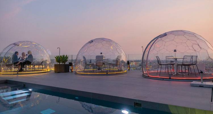 Δείπνο μέσα σε ιγκλού με θέα την Ακρόπολη -Το πρώτο ξενοδοχείο στην Αθήνα που βάζει στην ταράτσα του bubbles (photos)