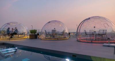 Δείπνο μέσα σε ιγκλού με θέα την Ακρόπολη -Το πρώτο ξενοδοχείο στην Αθήνα που βάζει στην ταράτσα του bubbles (photos)