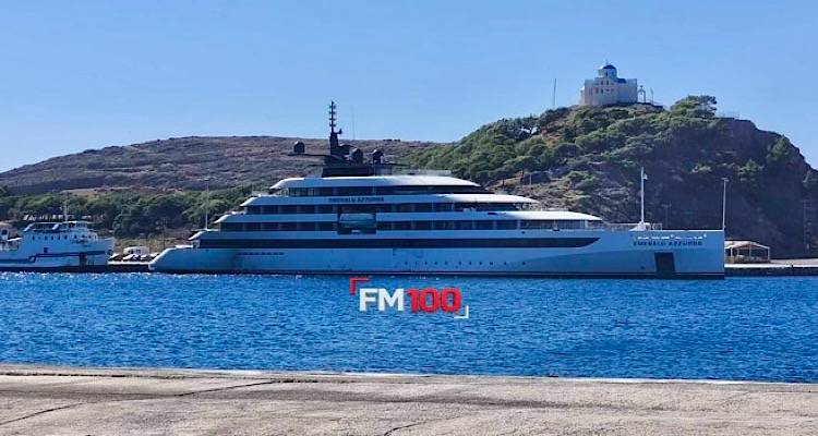 &Sigma;&tau;&omicron; &lambda;&iota;&mu;ά&nu;&iota; &tau;&eta;&sigmaf; &Mu;ύ&rho;&iota;&nu;&alpha;&sigmaf; &tau;&omicron; &pi;&omicron;&lambda;&upsilon;&tau;&epsilon;&lambda;έ&sigmaf; Emerald Azzurra