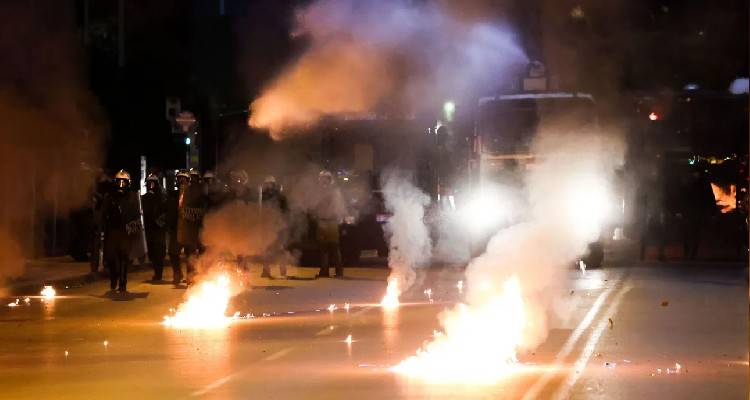 &Theta;&epsilon;&sigma;&sigma;&alpha;&lambda;&omicron;&nu;ί&kappa;&eta;: &Tau;&rho;&epsilon;&iota;&sigmaf; &sigma;&upsilon;&lambda;&lambda;ή&psi;&epsilon;&iota;&sigmaf; &mu;&epsilon;&tau;ά &tau;&alpha; &chi;&theta;&epsilon;&sigma;&iota;&nu;ά &epsilon;&pi;&epsilon;&iota;&sigma;ό&delta;&iota;&alpha; &gamma;&iota;&alpha; &tau;&omicron;&nu; &theta;ά&nu;&alpha;&tau;&omicron; &tau;&omicron;&upsilon; 16&chi;&rho;&omicron;&nu;&omicron;&upsilon; &Rho;&omicron;&mu;ά
