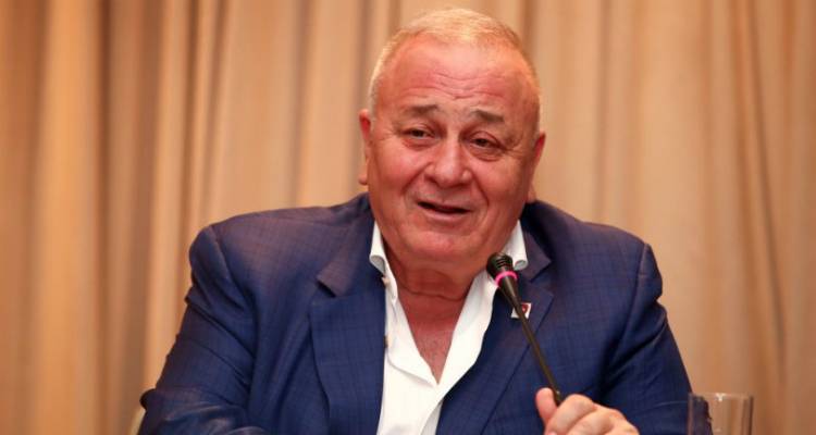 &Mu;&pi;&omicron;ύ&mu;&pi;&omicron;&upsilon;&rho;&alpha;&sigmaf;: &laquo;&Eta; &Lambda;ή&mu;&nu;&omicron;&sigmaf; &nu;&alpha; &gamma;ί&nu;&epsilon;&iota; &xi;&alpha;&kappa;&omicron;&upsilon;&sigma;&tau;ή &sigma;&epsilon; ό&lambda;&omicron; &tau;&omicron;&nu; &kappa;ό&sigma;&mu;&omicron;!&raquo;