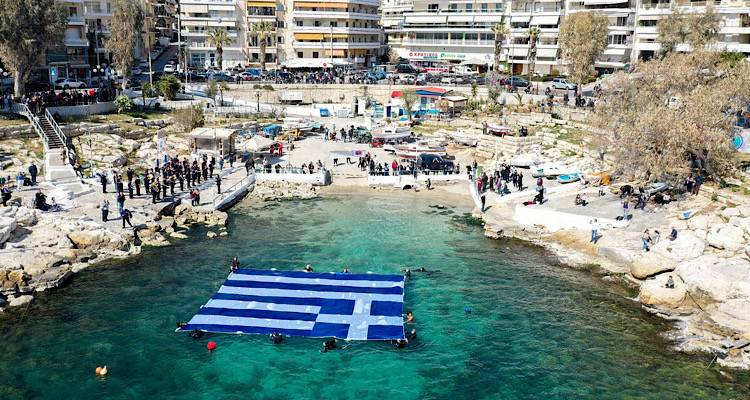 25&eta; &Mu;&alpha;&rho;&tau;ί&omicron;&upsilon;: &Sigma;&tau;&eta; &theta;ά&lambda;&alpha;&sigma;&sigma;&alpha; &tau;&omicron;&upsilon; &Pi;&epsilon;&iota;&rho;&alpha;&iota;ά &tau;&epsilon;&rho;ά&sigma;&tau;&iota;&alpha; &epsilon;&lambda;&lambda;&eta;&nu;&iota;&kappa;ή &sigma;&eta;&mu;&alpha;ί&alpha;