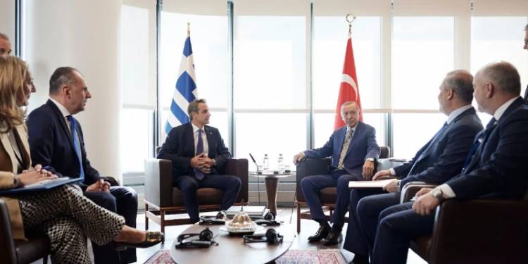 &Sigma;&tau;&alpha; &sigma;&kappa;&alpha;&rho;&iota;ά &sigma;&upsilon;&mu;&phi;&omega;&nu;ί&alpha; &Epsilon;&lambda;&lambda;ά&delta;&alpha;&sigmaf;-&Tau;&omicron;&upsilon;&rho;&kappa;ί&alpha;&sigmaf; &gamma;&iota;&alpha; &tau;&omicron; &mu;&epsilon;&tau;&alpha;&nu;&alpha;&sigma;&tau;&epsilon;&upsilon;&tau;&iota;&kappa;ό | &laquo;&Pi;&rho;έ&pi;&epsilon;&iota; &nu;&alpha; &sigma;&tau;&alpha;&mu;&alpha;&tau;ή&sigma;&omicron;&upsilon;&mu;&epsilon; &nu;&alpha; έ&chi;&omicron;&upsilon;&mu;&epsilon; &beta;ά&rho;&kappa;&epsilon;&sigmaf; &sigma;&tau;&omicron; &nu;&epsilon;&rho;ό&raquo;