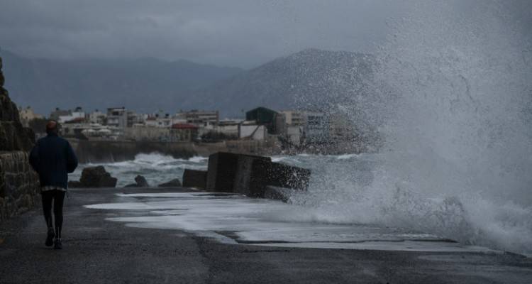 &Eta; &kappa;&alpha;&kappa;&omicron;&kappa;&alpha;&iota;&rho;ί&alpha; &laquo;&chi;&tau;ύ&pi;&eta;&sigma;&epsilon;&raquo; &tau;&alpha; &nu;&eta;&sigma;&iota;ά: &Beta;&upsilon;&theta;ί&sigma;&tau;&eta;&kappa;&alpha;&nu; &sigma;&tau;&omicron; &sigma;&kappa;&omicron;&tau;ά&delta;&iota; &Alpha;&nu;&delta;&rho;&omicron;&sigmaf; &kappa;&alpha;&iota; &Tau;ή&nu;&omicron;&sigmaf; | &Chi;&iota;ό&nu;&iota;&sigma;&epsilon; &sigma;&tau;&eta; &Lambda;έ&sigma;&beta;&omicron;