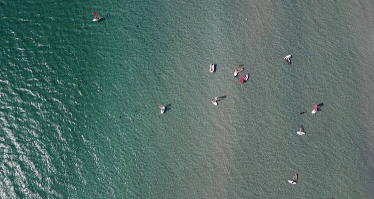 Athens Voice: &laquo;&Sigma;&tau;&eta; &Lambda;ή&mu;&nu;&omicron;, &sigma;&tau;&iota;&sigmaf; &Epsilon;&lambda;&lambda;&eta;&nu;&iota;&kappa;έ&sigmaf; &Sigma;&alpha;&chi;ά&rho;&epsilon;&sigmaf;, &nu;&alpha; &pi;ά&tau;&epsilon; &gamma;&iota;&alpha; έ&mu;&pi;&nu;&epsilon;&upsilon;&sigma;&eta; &kappa;&alpha;&iota; &epsilon;&xi;&epsilon;&rho;&epsilon;ύ&nu;&eta;&sigma;&eta;&raquo;.