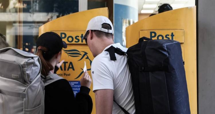 «Κομφούζιο» στα ΕΛΤΑ: Πολίτες φτάνουν στα κλειστά καταστήματα - «Δεν το γνωρίζαμε»