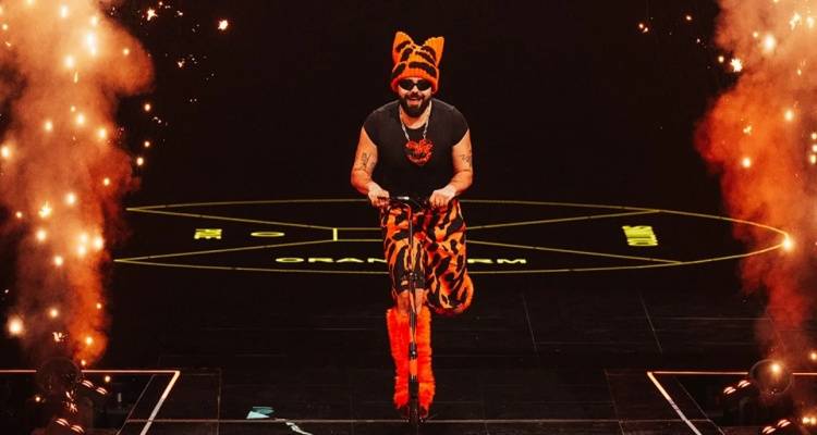 Eurovision 2026: &Omicron; Akylas &epsilon;&tau;&omicron;&iota;&mu;ά&zeta;&epsilon;&tau;&alpha;&iota; &nu;&alpha; &kappa;&alpha;&tau;&alpha;&kappa;&tau;ή&sigma;&epsilon;&iota; &tau;&eta;&nu; &Epsilon;&upsilon;&rho;ώ&pi;&eta; | &Eta; &epsilon;&mu;&phi;ά&nu;&iota;&sigma;ή &tau;&omicron;&upsilon; &sigma;&tau;&eta; &sigma;&kappa;&eta;&nu;ή &kappa;&alpha;&iota; &tau;&alpha; &pi;&rho;&omicron;&gamma;&nu;&omega;&sigma;&tau;&iota;&kappa;ά &mu;&epsilon;&tau;ά &tau;&eta;&nu; &tau;&epsilon;&lambda;&iota;&kappa;ή &pi;&rho;ό&beta;&alpha;
