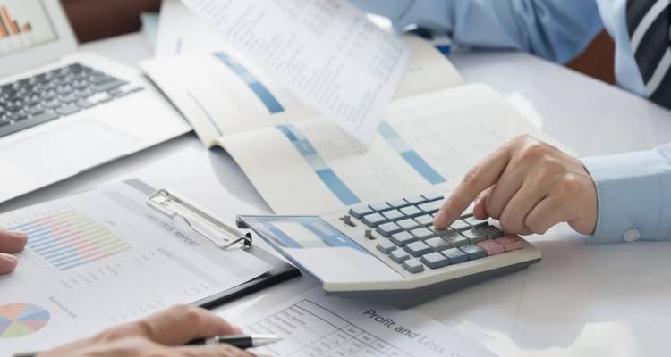 Άρχισε το ξεκαθάρισμα των χρεών στις εφορίες | «Παγώνει» για μια διετία το επιτόκιο για τις ληξιπρόθεσμες οφειλές