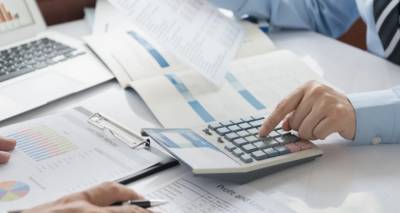 Άρχισε το ξεκαθάρισμα των χρεών στις εφορίες | «Παγώνει» για μια διετία το επιτόκιο για τις ληξιπρόθεσμες οφειλές