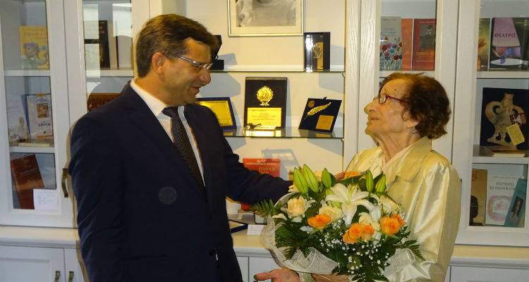 &Mu;&alpha;&rho;ί&alpha; &Lambda;&alpha;&mu;&pi;&alpha;&delta;&alpha;&rho;ί&delta;&omicron;&upsilon; &Pi;ό&theta;&omicron;&upsilon;: &laquo;&Tau;ώ&rho;&alpha; &pi;&iota;&alpha; &xi;έ&rho;&omega; ό&tau;&iota; &theta;&alpha; &beta;&rho;ί&sigma;&kappa;&omicron;&mu;&alpha;&iota; &gamma;&iota;&alpha; &pi;ά&nu;&tau;&alpha; &sigma;&tau;&eta; &Lambda;ή&mu;&nu;&omicron;&raquo; (video + photos + mp3)