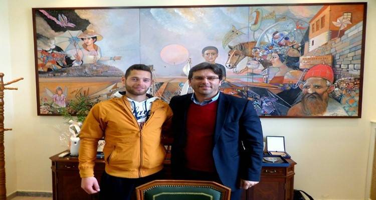 &Sigma;&tau;&omicron; &gamma;&rho;&alpha;&phi;&epsilon;ί&omicron; &tau;&omicron;&upsilon; &Delta;&eta;&mu;ά&rho;&chi;&omicron;&upsilon; &omicron; &Pi;&alpha;&gamma;&kappa;ό&sigma;&mu;&iota;&omicron;&sigmaf; &Pi;&rho;&omega;&tau;&alpha;&theta;&lambda;&eta;&tau;ή&sigmaf; &Pi;&alpha;&nu;&alpha;&gamma;&iota;ώ&tau;&eta;&sigmaf; &Mu;&alpha;&gamma;&delta;&alpha;&nu;ή&sigmaf;