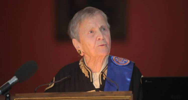 &Pi;έ&theta;&alpha;&nu;&epsilon; &eta; &sigma;&pi;&omicron;&upsilon;&delta;&alpha;ί&alpha; &iota;&sigma;&tau;&omicron;&rho;&iota;&kappa;ό&sigmaf; &Epsilon;&lambda;έ&nu;&eta; &Gamma;&lambda;ύ&kappa;&alpha;&tau;&zeta;&eta; &Alpha;&rho;&beta;&epsilon;&lambda;έ&rho; &sigma;&epsilon; &eta;&lambda;&iota;&kappa;ί&alpha; 99 &epsilon;&tau;ώ&nu;