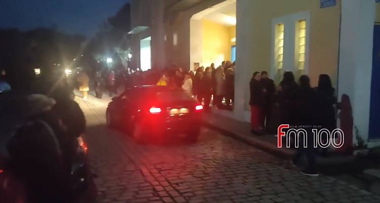 &Delta;ή&mu;&omicron;&sigmaf; &Lambda;ή&mu;&nu;&omicron;&upsilon;: Sold Out &eta; &beta;&rho;&alpha;&delta;&iota;&nu;ή &pi;&rho;&omicron;&beta;&omicron;&lambda;ή &tau;&eta;&sigmaf; &tau;&alpha;&iota;&nu;ί&alpha;&sigmaf; &laquo;&Upsilon;&pi;ά&rho;&chi;&omega;&raquo;