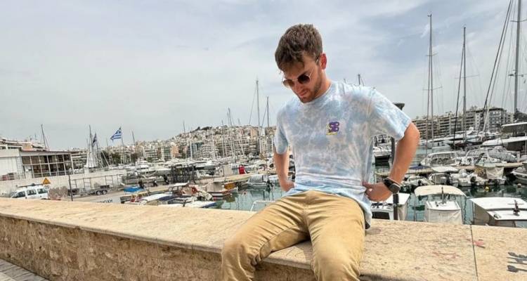 &laquo;&Pi;ή&gamma;&epsilon; &nu;&alpha; &kappa;ά&nu;&epsilon;&iota; &epsilon;&rho;&gamma;&alpha;&sigma;ί&alpha; &kappa;&alpha;&iota; &tau;&omicron;&nu; &sigma;&kappa;ό&tau;&omega;&sigma;&alpha;&nu;&raquo;: &Sigma;&upsilon;&gamma;&kappa;&lambda;&omicron;&nu;ί&zeta;&epsilon;&iota; &omicron; &pi;&alpha;&tau;έ&rho;&alpha;&sigmaf; &tau;&omicron;&upsilon; 26&chi;&rho;&omicron;&nu;&omicron;&upsilon; Ί&omega;&nu;&alpha; &pi;&omicron;&upsilon; &sigma;&kappa;&omicron;&tau;ώ&theta;&eta;&kappa;&epsilon; &sigma;&tau;&omicron; &Tau;&epsilon;&lambda; &Alpha;&beta;ί&beta;
