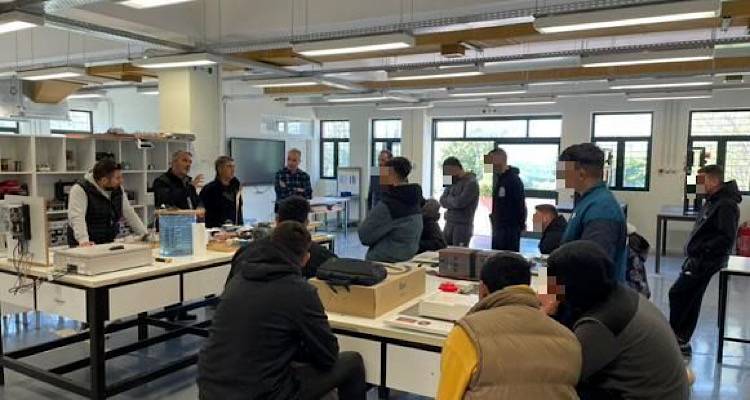 &Epsilon;&Pi;&Alpha;.&Lambda; &Mu;&omicron;ύ&delta;&rho;&omicron;&upsilon;: &laquo;&Tau;&omicron; &tau;&epsilon;&rho;&pi;&nu;ό&nu; &mu;&epsilon;&tau;ά &tau;&omicron;&upsilon; &omega;&phi;&epsilon;&lambda;ί&mu;&omicron;&upsilon;&raquo;