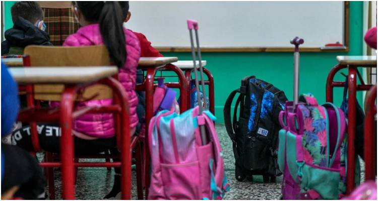 &Sigma;&chi;&omicron;&lambda;&epsilon;ί&alpha;: &Pi;ώ&sigmaf; &gamma;ί&nu;&omicron;&nu;&tau;&alpha;&iota; &omicron;&iota; &epsilon;&gamma;&gamma;&rho;&alpha;&phi;έ&sigmaf; &mu;&alpha;&theta;&eta;&tau;ώ&nu; &sigma;&tau;&alpha; &delta;&eta;&mu;&omicron;&tau;&iota;&kappa;ά -&Omicron;&iota; &omicron;&delta;&eta;&gamma;ί&epsilon;&sigmaf; &tau;&omicron;&upsilon; &upsilon;&pi;. &Pi;&alpha;&iota;&delta;&epsilon;ί&alpha;&sigmaf; [&epsilon;&gamma;&kappa;ύ&kappa;&lambda;&iota;&omicron;&sigmaf;]