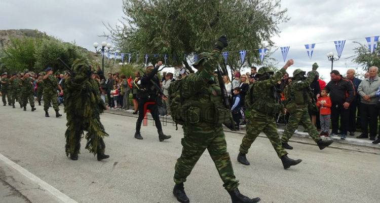 &Lambda;ή&mu;&nu;&omicron;&sigmaf;: &Epsilon;&lambda;&epsilon;ύ&theta;&epsilon;&rho;&omicron;&sigmaf; &sigma;&kappa;&omicron;&pi;&epsilon;&upsilon;&tau;ή&sigmaf; &sigma;&tau;&eta; &sigma;&eta;&mu;&epsilon;&rho;&iota;&nu;ή &pi;&alpha;&rho;έ&lambda;&alpha;&sigma;&eta; (photo)
