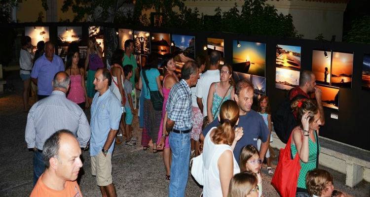 &Mu;&pi;&lambda;&epsilon; | Έ&kappa;&theta;&epsilon;&sigma;&eta; &Phi;&omega;&tau;&omicron;&gamma;&rho;&alpha;&phi;ί&alpha;&sigmaf; &sigma;&tau;&eta; &Lambda;ή&mu;&nu;&omicron; &alpha;&pi;ό &tau;&alpha; &mu;έ&lambda;&eta; &tau;&eta;&sigmaf; &Phi;&omega;&tau;&omicron;&gamma;&rho;&alpha;&phi;&iota;&kappa;ή&sigmaf; &Omicron;&mu;ά&delta;&alpha;&sigmaf; &Lambda;ή&mu;&nu;&omicron;&upsilon;