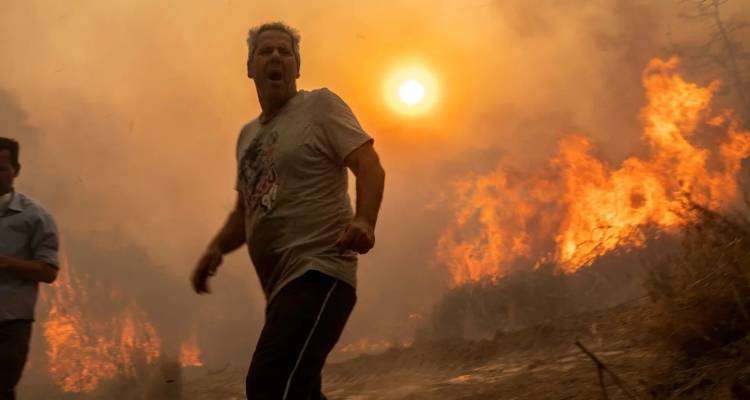 &Phi;&omega;&tau;&iota;έ&sigmaf;: &Omicron;&lambda;&omicron;&nu;ύ&chi;&tau;&iota;&alpha; &mu;ά&chi;&eta; &mu;&epsilon; &tau;&iota;&sigmaf; &phi;&lambda;ό&gamma;&epsilon;&sigmaf; &sigma;&epsilon; &Rho;ό&delta;&omicron;-&Kappa;έ&rho;&kappa;&upsilon;&rho;&alpha; | &Kappa;&alpha;&lambda;ύ&tau;&epsilon;&rho;&eta; &kappa;&alpha;&tau;ά&sigma;&tau;&alpha;&sigma;&eta; &sigma;&epsilon; &Kappa;ά&rho;&upsilon;&sigma;&tau;&omicron;, &Alpha;ί&gamma;&iota;&omicron;