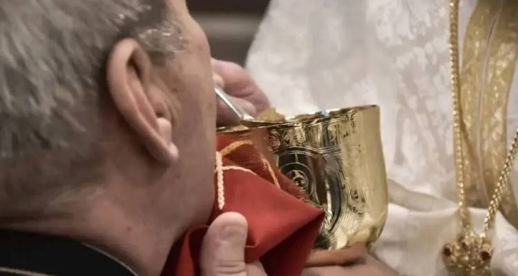 Παρέμβαση εισαγγελέα για τον ιερέα στη Μυτιλήνη που κοινωνούσε πιστούς ενώ είχε κορωνοϊό