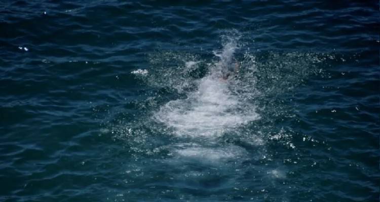 &Beta;ό&lambda;&omicron;&sigmaf;: 11&chi;&rho;&omicron;&nu;&omicron;&sigmaf; &tau;&rho;&alpha;&upsilon;&mu;&alpha;&tau;ί&sigma;&tau;&eta;&kappa;&epsilon; &sigma;&tau;&omicron; &kappa;&epsilon;&phi;ά&lambda;&iota; ύ&sigma;&tau;&epsilon;&rho;&alpha; &alpha;&pi;ό &beta;&omicron;&upsilon;&tau;&iota;ά &sigma;&tau;&eta; &theta;ά&lambda;&alpha;&sigma;&sigma;&alpha;