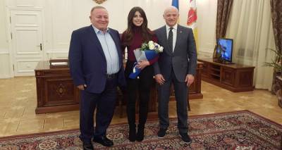 &Eta; Demy &sigma;&upsilon;&nu;&alpha;&nu;&tau;ή&theta;&eta;&kappa;&epsilon; &mu;&epsilon; &tau;&omicron;&nu; &Lambda;&eta;&mu;&nu;&iota;ό &Pi;&alpha;&nu;&tau;&epsilon;&lambda;ή &Mu;&pi;&omicron;ύ&mu;&pi;&omicron;&upsilon;&rho;&alpha; &kappa;&alpha;&iota; &tau;&omicron;&nu; &delta;ή&mu;&alpha;&rho;&chi;&omicron; &Omicron;&delta;&eta;&sigma;&sigma;&omicron;ύ (photos)