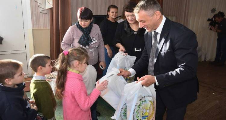 Ουκρανία: Χριστουγεννιάτικα δώρα σε 3.500 παιδιά από τον Παντελή Μπούμπουρα (photos)
