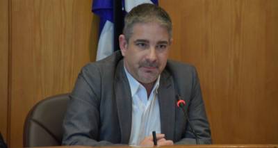 &Sigma;&tau;. &Gamma;&epsilon;&omega;&rho;&gamma;&omicron;ύ&lambda;&alpha;&sigmaf;: &laquo;&Pi;&omicron;&iota;&omicron;&sigmaf; &phi;&omicron;&beta;ά&tau;&alpha;&iota; &tau;&eta; &delta;&eta;&mu;&omicron;&kappa;&rho;&alpha;&tau;ί&alpha;;&raquo;