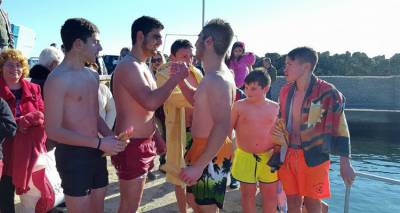 Έξι αγόρια βούτηξαν για τον Σταυρό στο Θάνος (photos &amp; video)