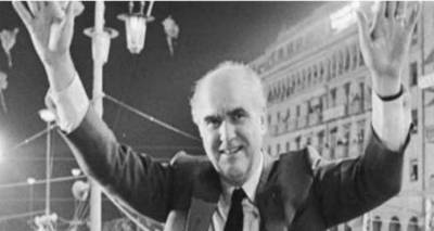 Σαν σήμερα: Η πρώτη κυβέρνηση του Ανδρέα Παπανδρέου |«Στις 18 σοσιαλισμός» (photos + video)