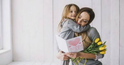 Σήμερα η Γιορτή της Μητέρας: Γιατί έχει σαν σύμβολο το λευκό γαρύφαλλο