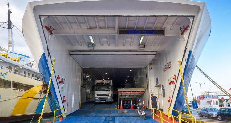 Ισπανία: Τέλος τα ηλεκτρικά αυτοκίνητα στα πλοία | Οι απαγορεύσεις στη μεταφορά τους