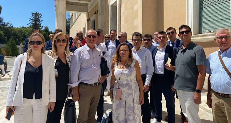 &Eta; &Pi;&rho;. &Tau;&omicron;&upsilon; &Iota;&alpha;&tau;&rho;&iota;&kappa;&omicron;ύ &Sigma;&upsilon;&lambda;&lambda;ό&gamma;&omicron;&upsilon; &Lambda;ή&mu;&nu;&omicron;&upsilon; &Epsilon;&lambda;έ&nu;&eta; &Phi;&alpha;&rho;&mu;ά&kappa;&eta; &sigma;&tau;&omicron;&nu; Fm 100 &gamma;&iota;&alpha; &tau;&eta;&nu; &epsilon;&pi;ί&mu;&alpha;&chi;&eta; &delta;&iota;ά&tau;&alpha;&xi;&eta; &tau;&omicron;&upsilon; &Upsilon;&pi;&omicron;&upsilon;&rho;&gamma;&epsilon;ί&omicron;&upsilon; &Upsilon;&gamma;&epsilon;ί&alpha;&sigmaf;.