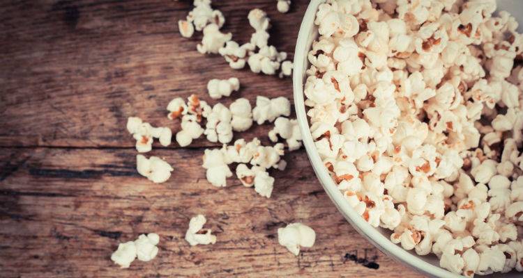 Πώς να φτιάξεις πεντανόστιμο σπιτικό ποπ κορν με νερό αντί για λάδι