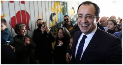 &Kappa;ύ&pi;&rho;&omicron;&sigmaf;: &Sigma;&tau;&eta; &Beta;&omicron;&upsilon;&lambda;ή &sigma;ή&mu;&epsilon;&rho;&alpha; &omicron; &Chi;&rho;&iota;&sigma;&tau;&omicron;&delta;&omicron;&upsilon;&lambda;ί&delta;&eta;&sigmaf; | &Tau;&epsilon;&tau;ά&rho;&tau;&eta; &alpha;&nu;&alpha;&lambda;&alpha;&mu;&beta;ά&nu;&epsilon;&iota; &kappa;&alpha;&theta;ή&kappa;&omicron;&nu;&tau;&alpha; &eta; &nu;έ&alpha; &Kappa;&upsilon;&beta;έ&rho;&nu;&eta;&sigma;&eta;
