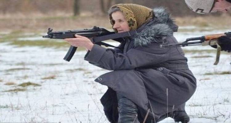 Η γιαγιά Ράμπο: 68χρονη Ουκρανή κάνει στρατιωτικά γυμνάσια και περνά όλα τα τεστ (photos)