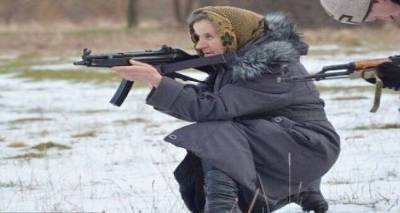 Η γιαγιά Ράμπο: 68χρονη Ουκρανή κάνει στρατιωτικά γυμνάσια και περνά όλα τα τεστ (photos)