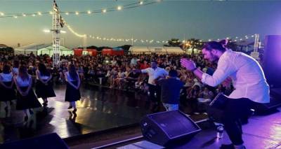 &Omicron; 18&chi;&rho;&omicron;&nu;&omicron;&sigmaf; &Lambda;&eta;&mu;&nu;&iota;ό&sigmaf; &chi;&omicron;&rho;&epsilon;&upsilon;&tau;ή&sigmaf; &pi;&omicron;&upsilon; &xi;&epsilon;&sigma;ή&kappa;&omega;&sigma;&epsilon; &tau;&omicron;&upsilon;&sigmaf; &pi;ά&nu;&tau;&epsilon;&sigmaf; &mu;&epsilon; &tau;&omicron; &tau;&omicron;&upsilon;&mu;&pi;&epsilon;&rho;&lambda;έ&kappa;&iota; &tau;&omicron;&upsilon;!