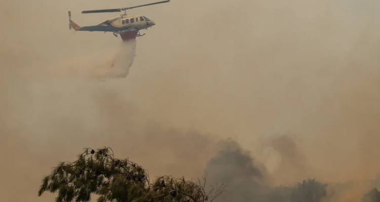 Μαίνεται η μεγάλη φωτιά στη Χίο: Απογειώθηκαν τα εναέρια, μηνύματα από το 112, μάχη να γλιτώσουν τα Μαστιχοχώρια
