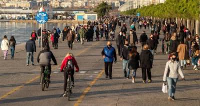 &Kappa;&omicron;&rho;&omega;&nu;&omicron;ϊό&sigmaf;: &Sigma;&tau;&alpha; 15.829 &tau;&alpha; &nu;έ&alpha; &kappa;&rho;&omicron;ύ&sigma;&mu;&alpha;&tau;&alpha;, 65 &theta;ά&nu;&alpha;&tau;&omicron;&iota;, 454 &delta;&iota;&alpha;&sigma;&omega;&lambda;&eta;&nu;&omega;&mu;έ&nu;&omicron;&iota;