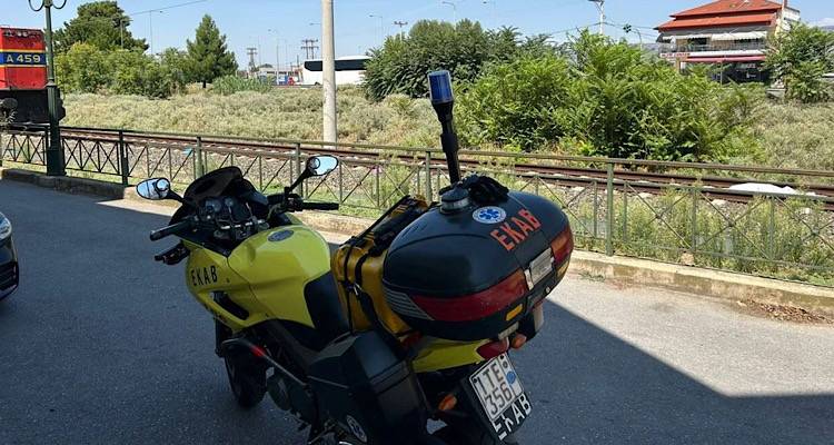 &Tau;&rho;&alpha;&gamma;&omega;&delta;ί&alpha; &sigma;&tau;&eta; &Theta;&epsilon;&sigma;&sigma;&alpha;&lambda;&omicron;&nu;ί&kappa;&eta;: &Tau;&rho;έ&nu;&omicron; &pi;&alpha;&rho;έ&sigma;&upsilon;&rho;&epsilon; &kappa;&alpha;&iota; &delta;&iota;&alpha;&mu;έ&lambda;&iota;&sigma;&epsilon; &gamma;&upsilon;&nu;&alpha;ί&kappa;&alpha;