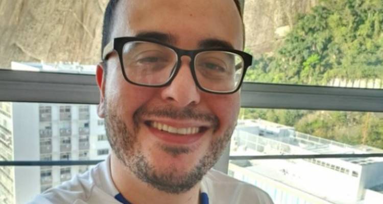 &Pi;έ&theta;&alpha;&nu;&epsilon; &epsilon;&theta;&epsilon;&lambda;&omicron;&nu;&tau;ή&sigmaf; &sigma;&tau;&eta;&nu; &kappa;&lambda;&iota;&nu;&iota;&kappa;ή &delta;&omicron;&kappa;&iota;&mu;ή &tau;&eta;&sigmaf; AstraZeneca-&Omicron;&xi;&phi;ό&rho;&delta;&eta;&sigmaf; | &Omicron; 28&chi;&rho;&omicron;&nu;&omicron;&sigmaf; &gamma;&iota;&alpha;&tau;&rho;ό&sigmaf;, &delta;&epsilon;&nu; &epsilon;ί&chi;&epsilon; &kappa;ά&nu;&epsilon;&iota; &tau;&omicron; &epsilon;&mu;&beta;ό&lambda;&iota;&omicron; &lambda;έ&epsilon;&iota; &tau;&omicron; Bloomberg